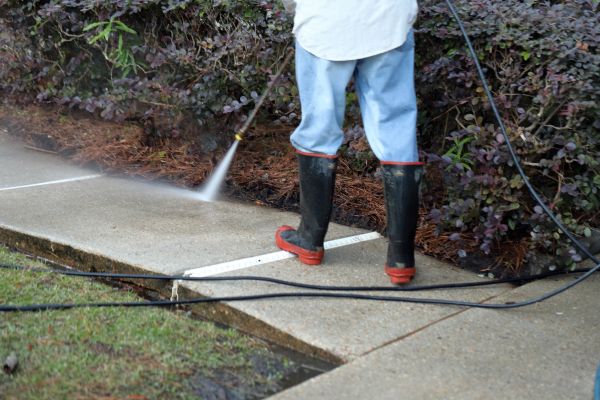 Sidewalk Washing in Salem