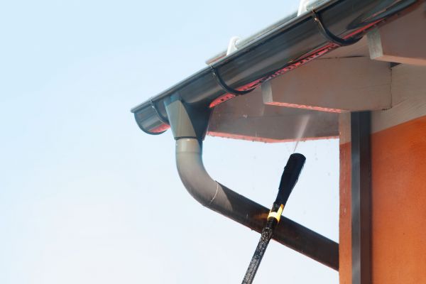 Eaves Power Washing in Salem